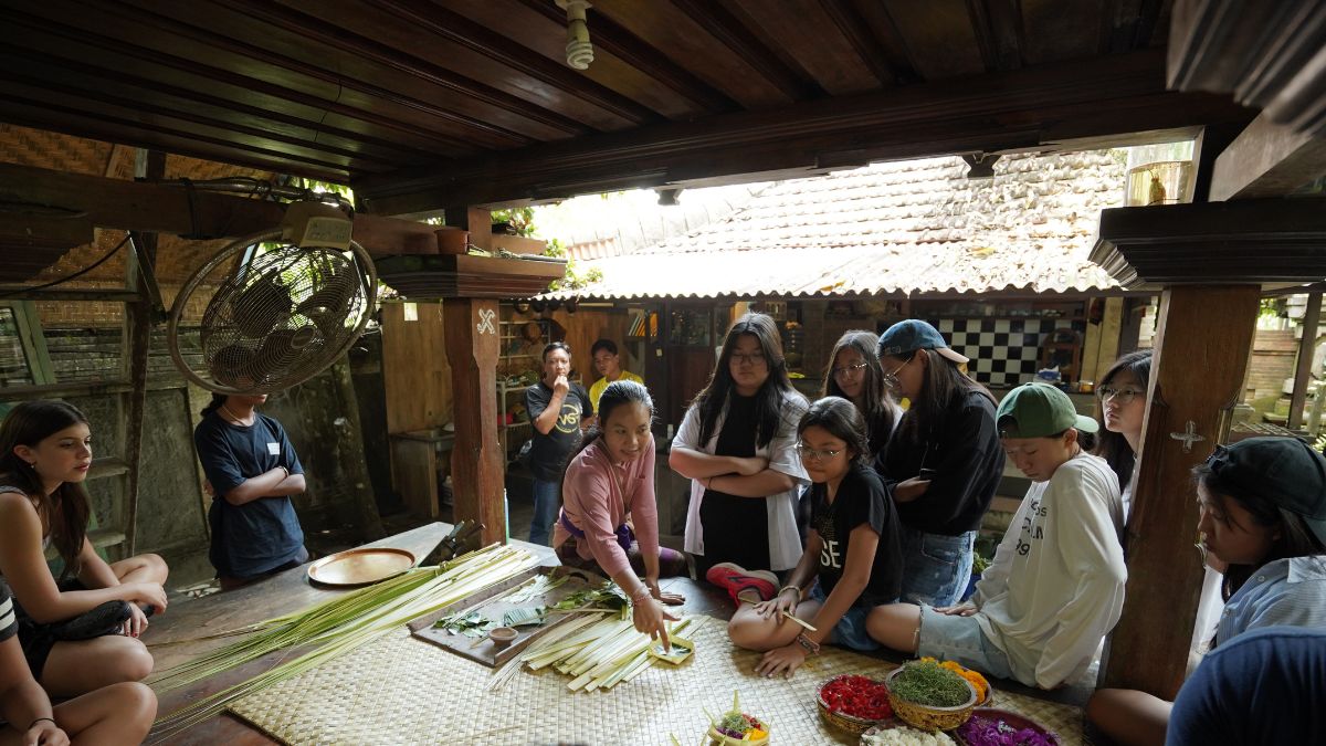 Teachers and students on an educational trip with WisataSekolah