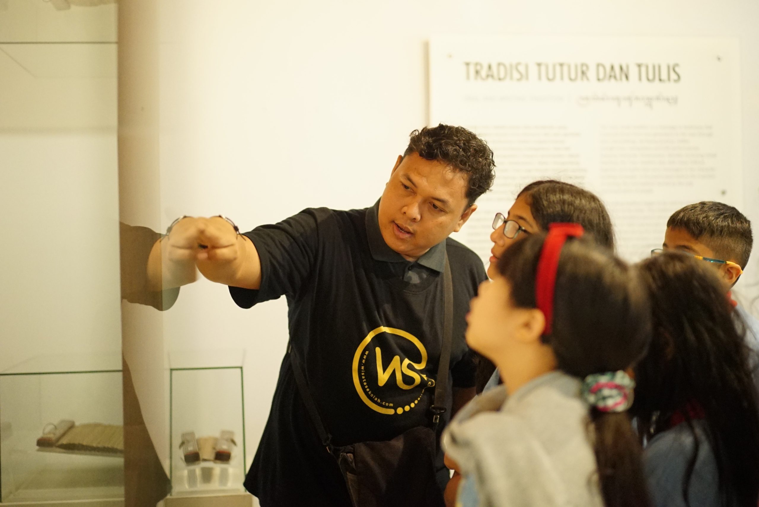 Students exploring and learning outside the classroom with WisataSekolah